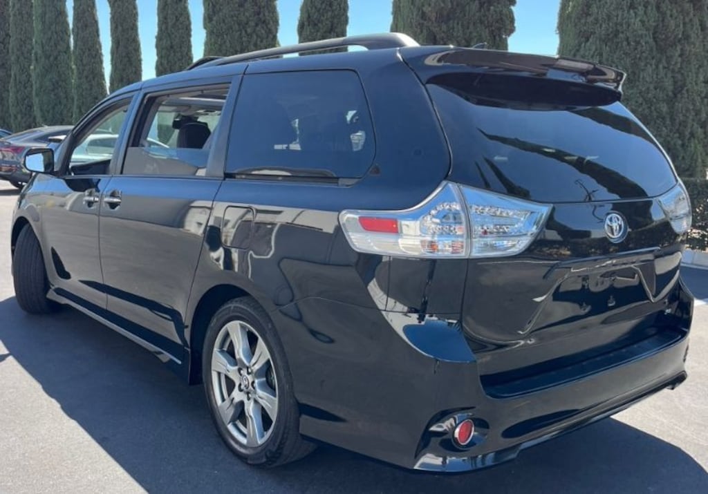 Used 2018 Toyota Sienna SE Premium 8 Passenger Van Passenger Van