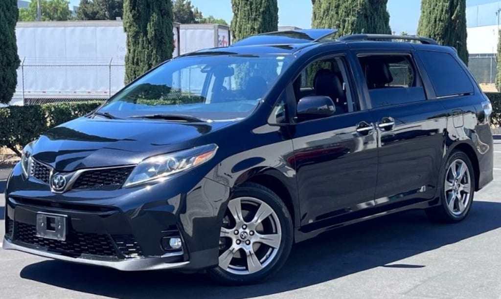 Used 2018 Toyota Sienna SE Premium 8 Passenger Van Passenger Van