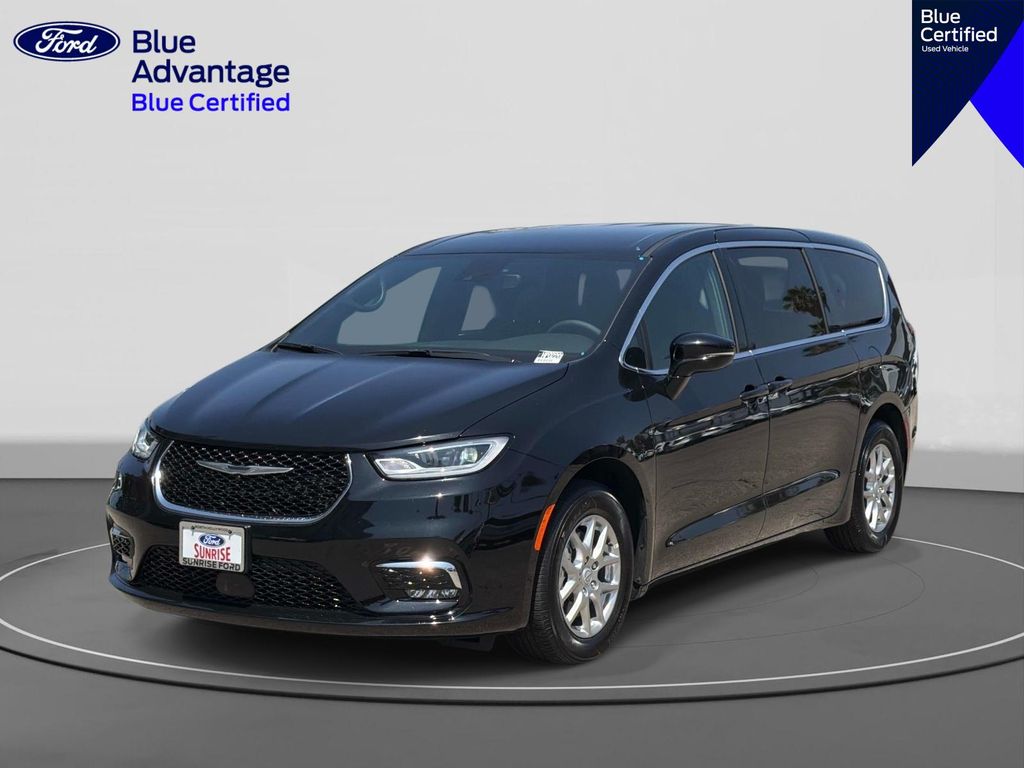 2026 Chrysler Pacifica Select's photo
