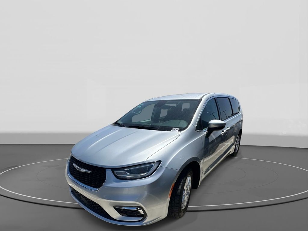 2023 Chrysler Pacifica Touring L's photo