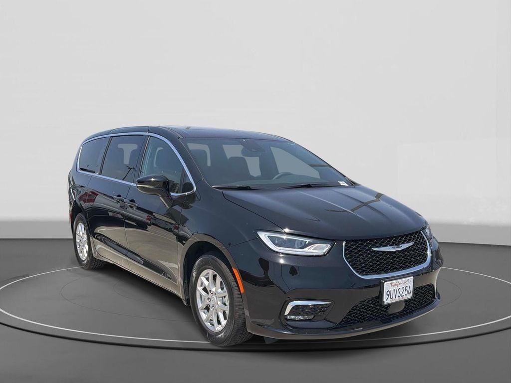 2026 Chrysler Pacifica Select's photo
