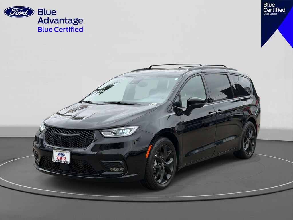 2025 Chrysler Pacifica Limited's photo
