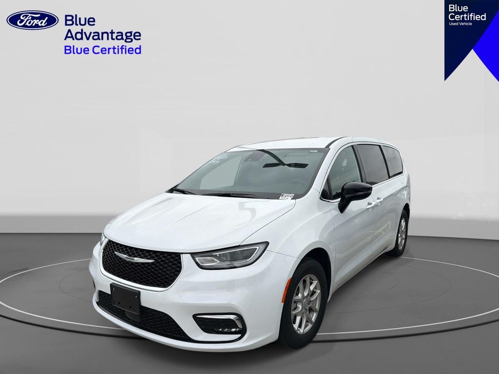 2025 Chrysler Pacifica Select's photo