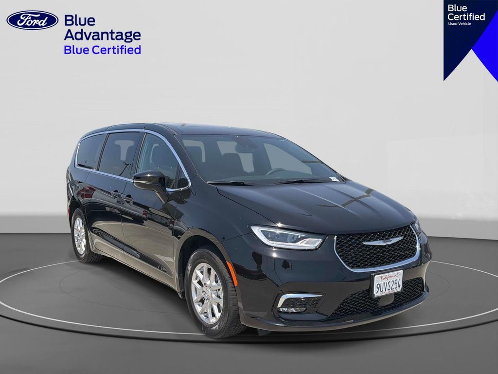 2026 Chrysler Pacifica Select's photo