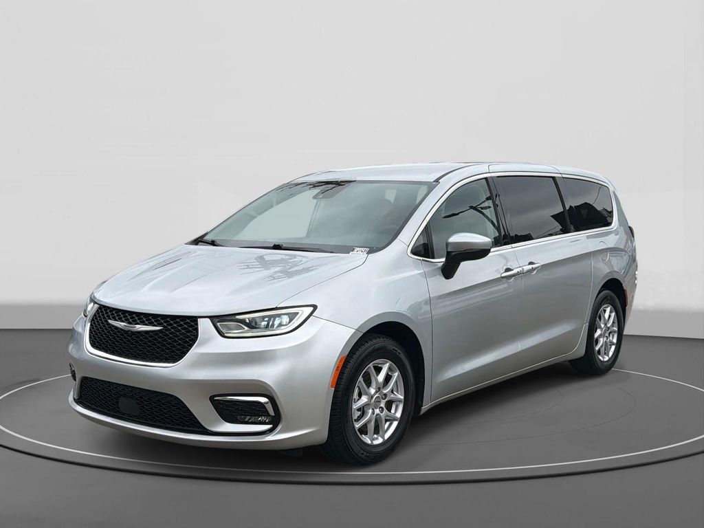 2023 Chrysler Pacifica Touring L's photo