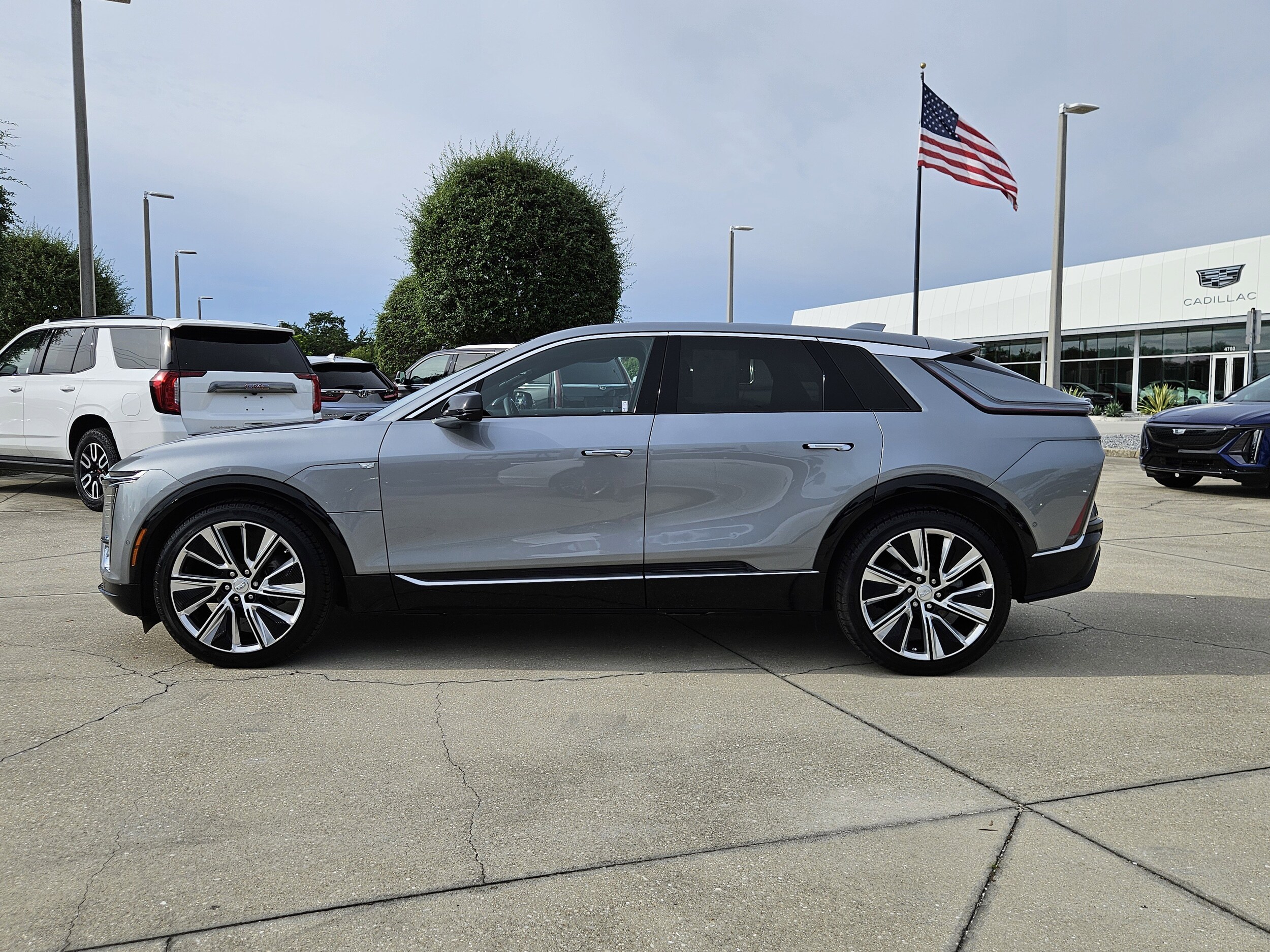 2024 Cadillac Lyriq Luxury photo 2