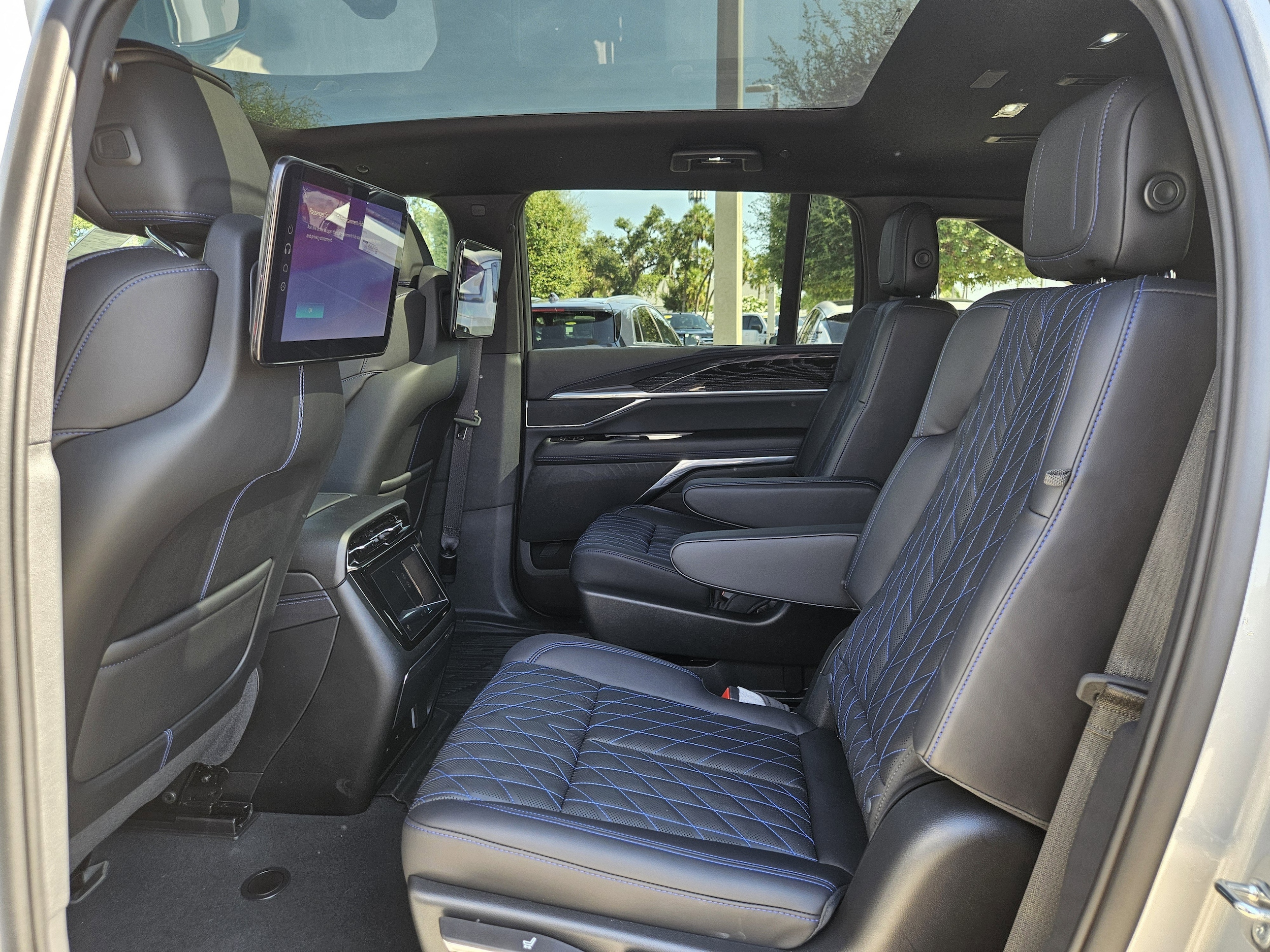 2025 Cadillac Escalade IQ Sport 1 - Photo 14