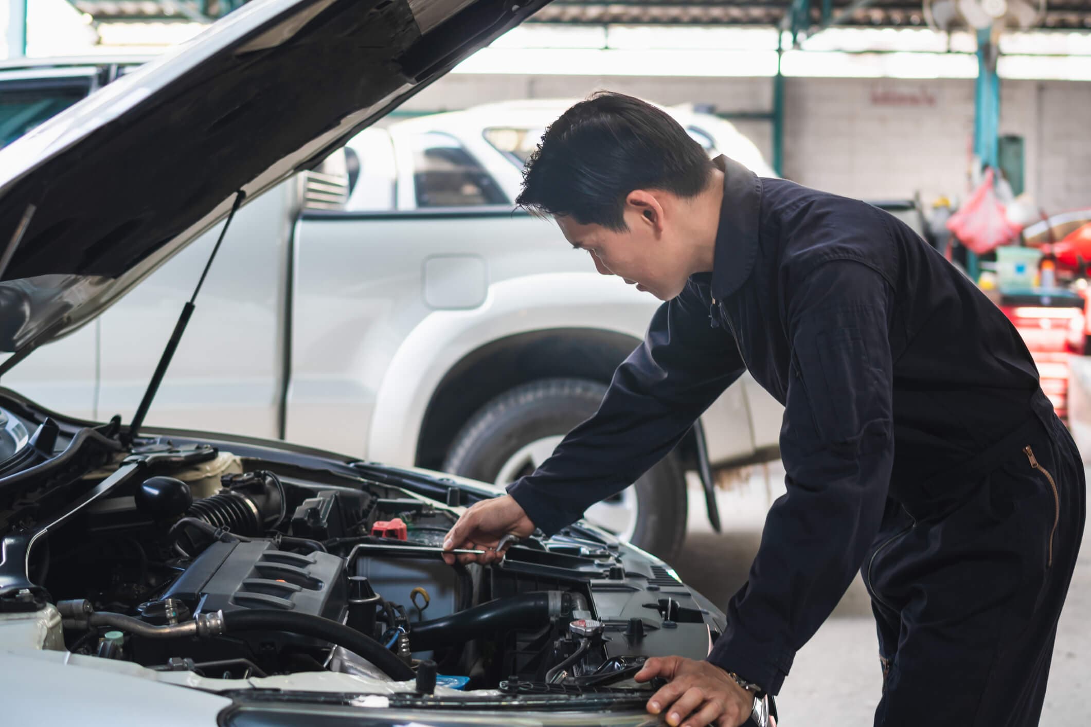 1689175417085-inspecting-transmission-issues.jpg