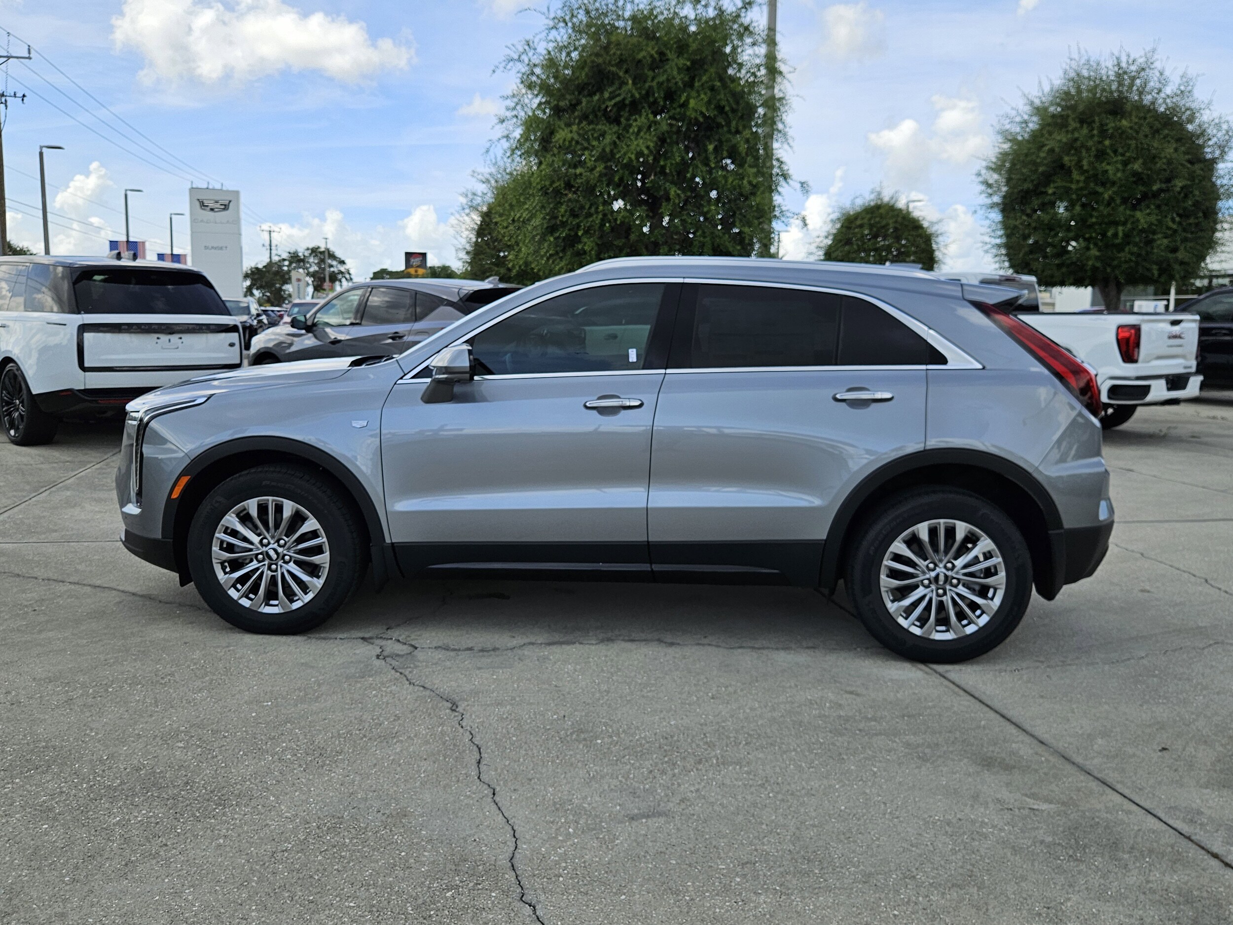 2025 Cadillac XT4 Premium Luxury photo 2