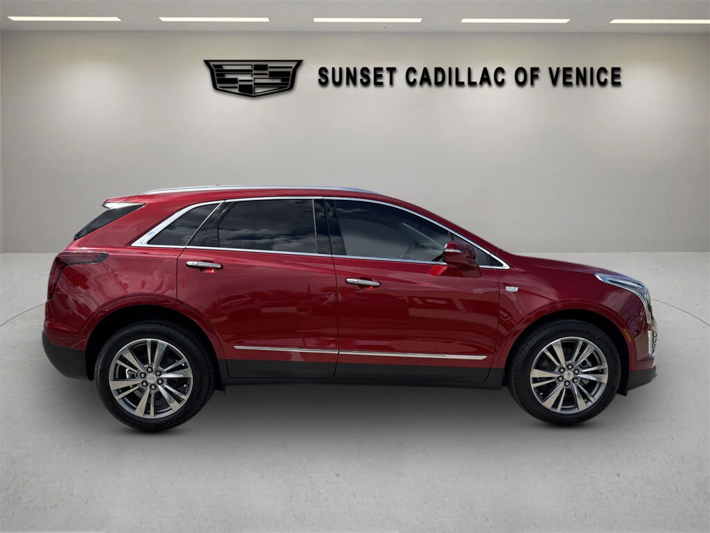 2025 Cadillac XT4 Premium Luxury photo 2
