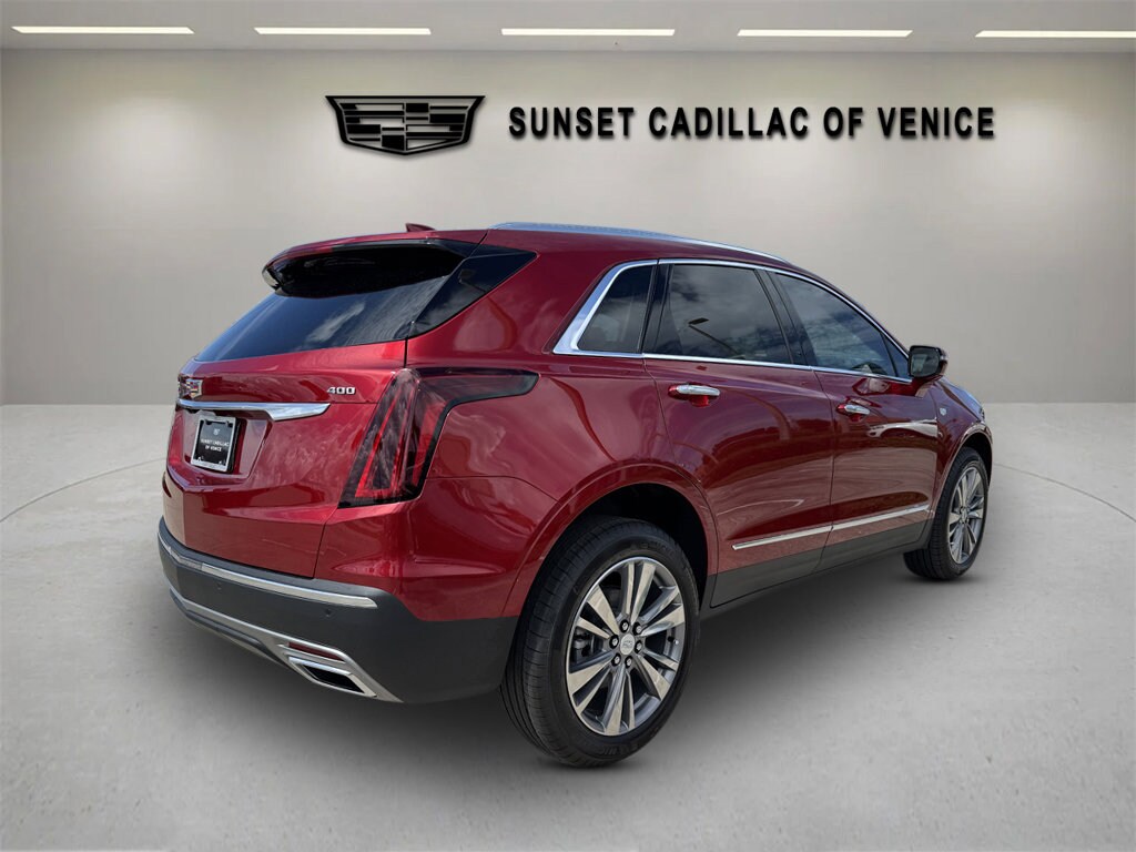 2025 Cadillac XT4 Premium Luxury photo 3