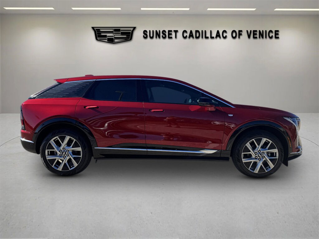 2025 Cadillac Optiq Luxury photo 2