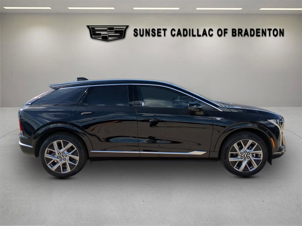 New 2025 CADILLAC OPTIQ Luxury 2 SUV