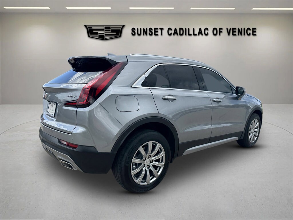 2023 Cadillac XT4 Premium Luxury photo 3