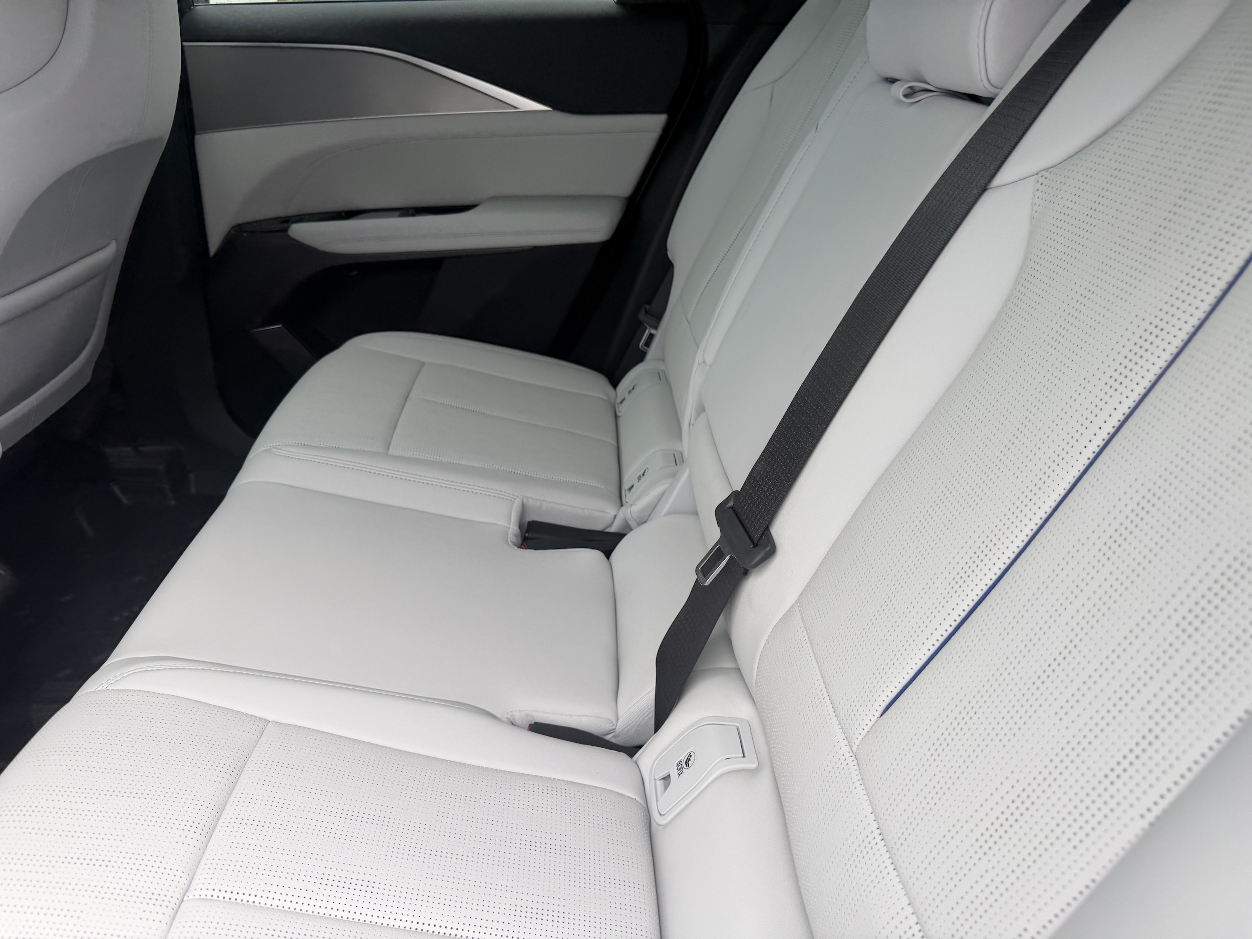 2027 Cadillac LYRIQ Luxury - Photo 13