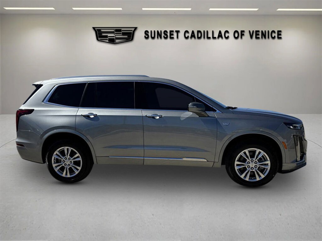2025 Cadillac XT6 Luxury photo 2