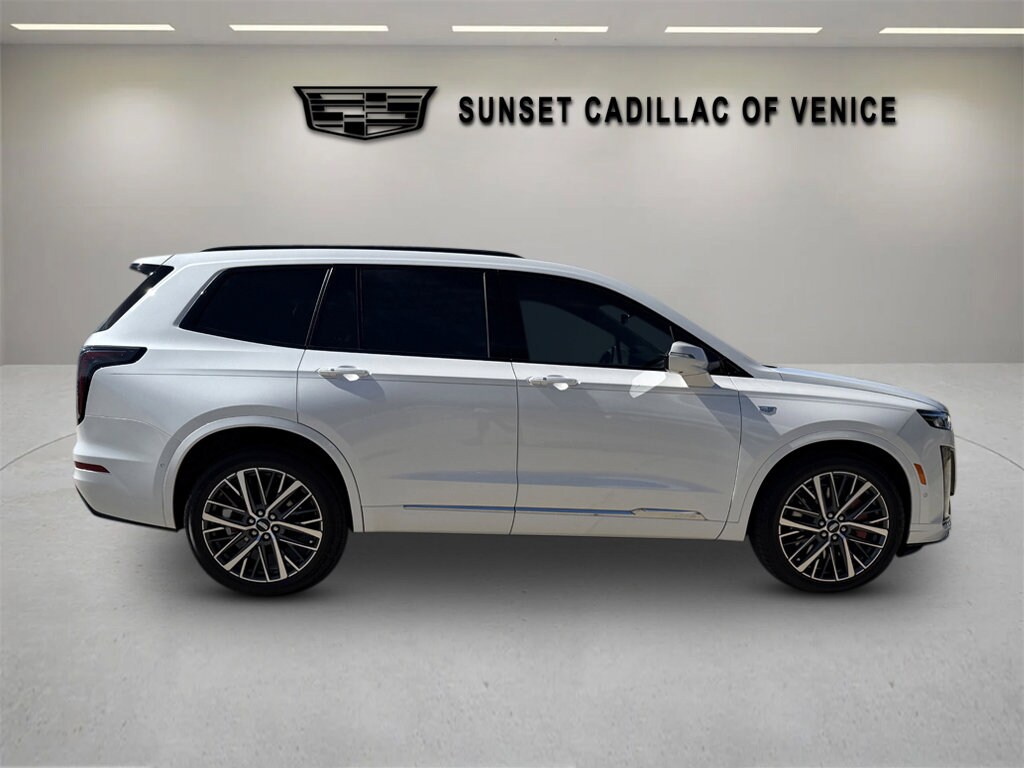 2024 Cadillac XT6 Sport photo 2