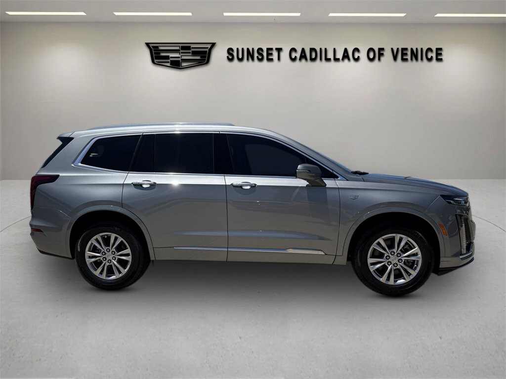 2025 Cadillac XT6 Luxury photo 2