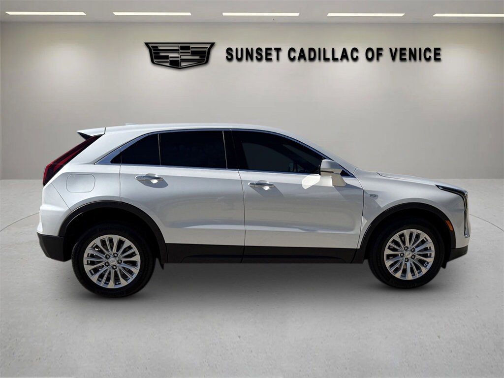 2024 Cadillac XT4 Luxury photo 2