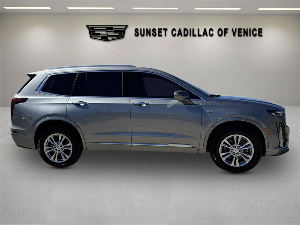 2025 Cadillac XT6 Luxury photo 3