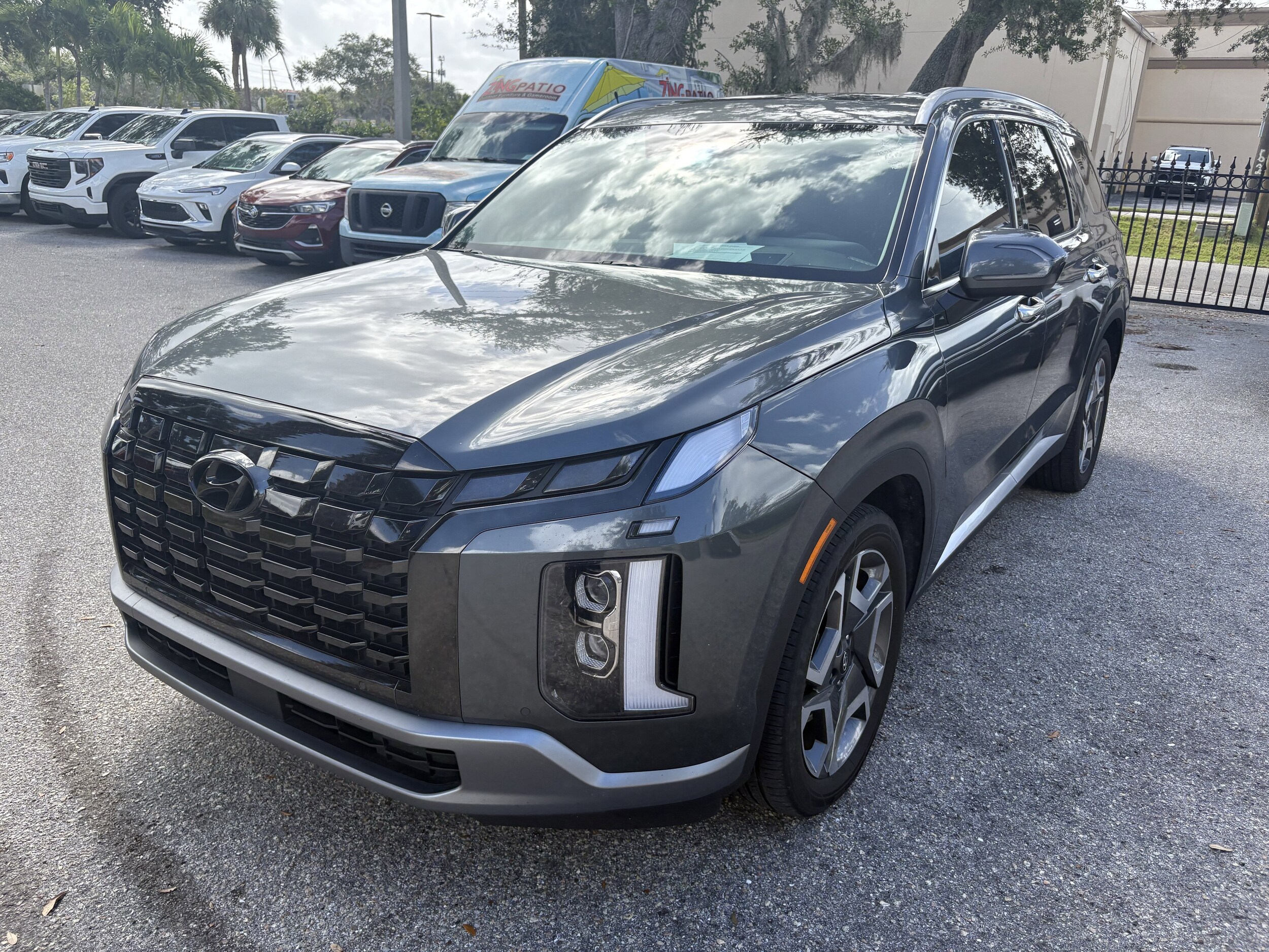2024 Hyundai Palisade Limited photo 2