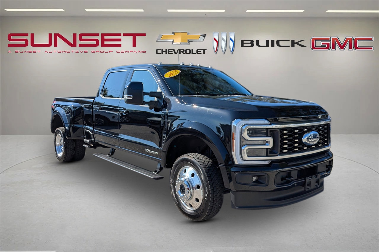 2025 Ford F-450 Super Duty Platinum's photo