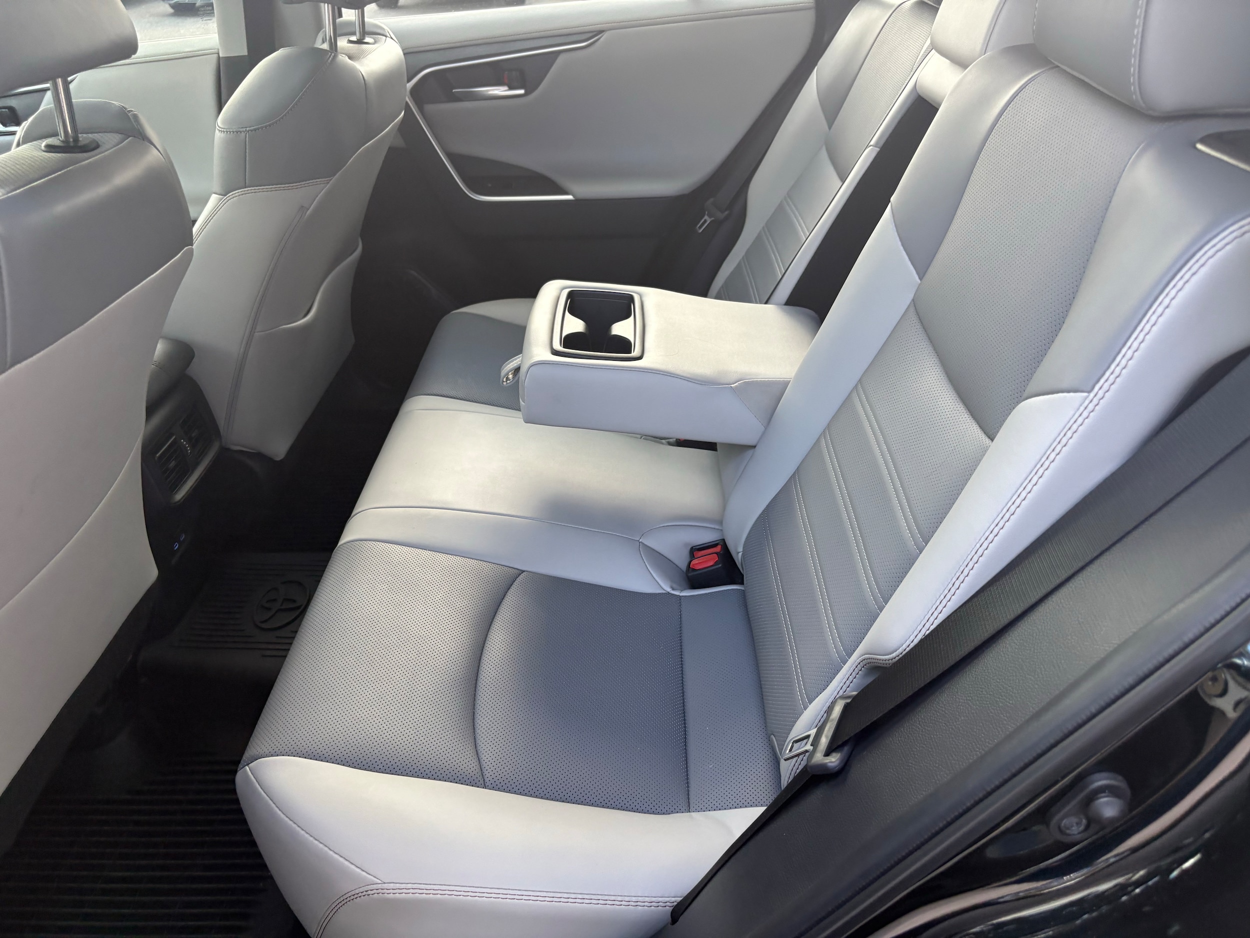 2022 Toyota RAV4 Limited - Photo 9