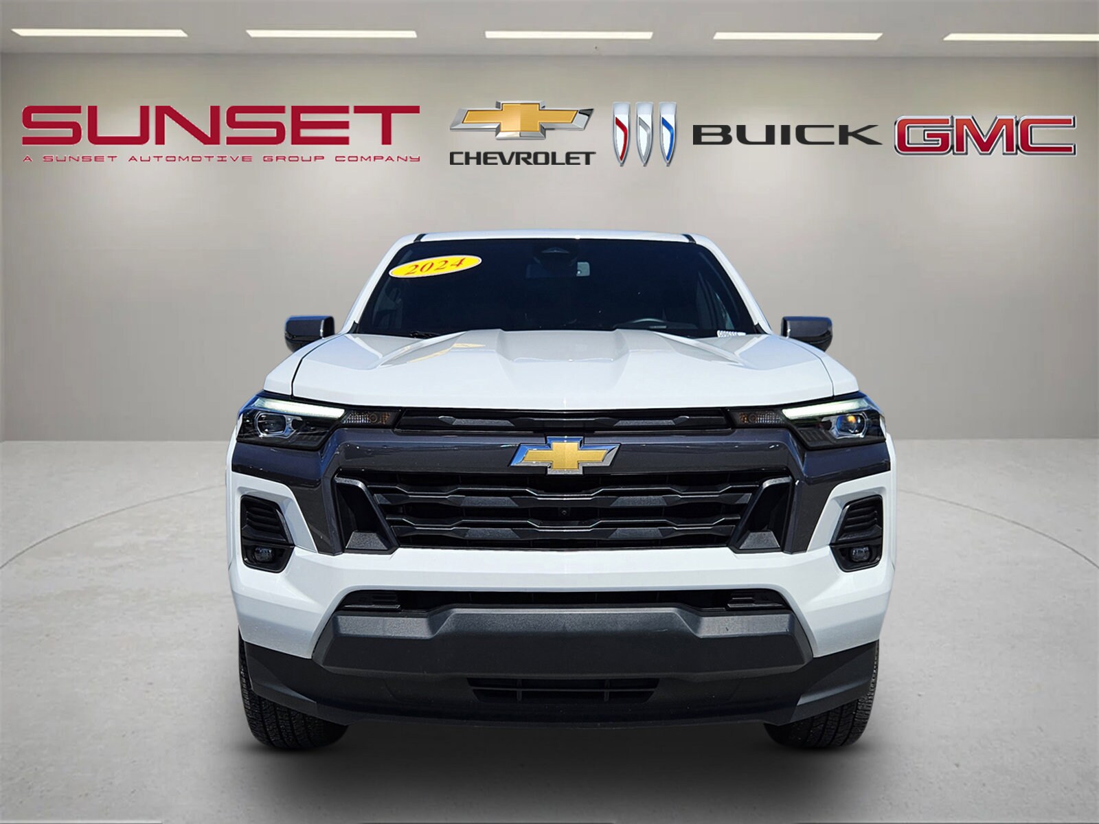 2024 Chevrolet Colorado LT photo 2