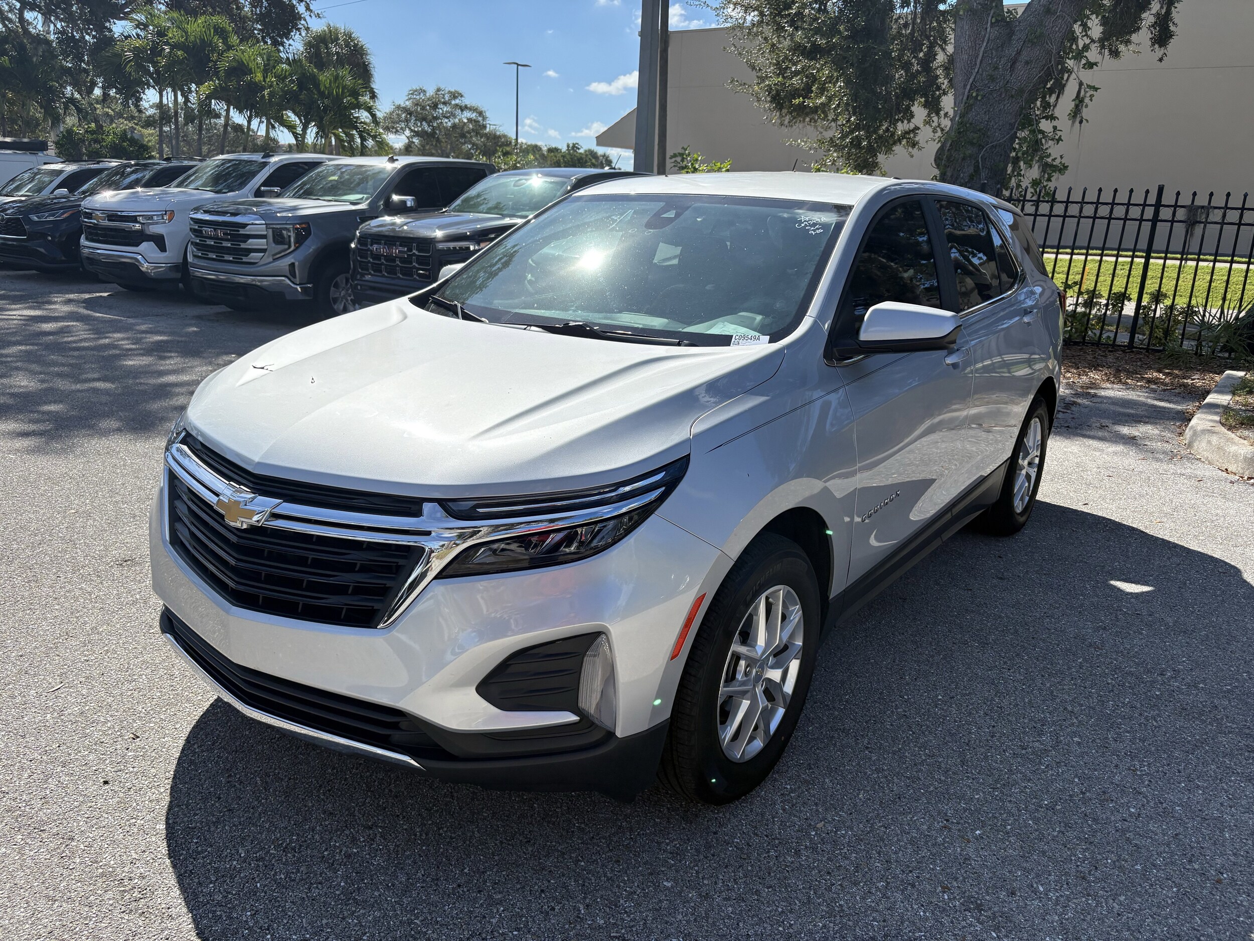2022 Chevrolet Equinox LT photo 2