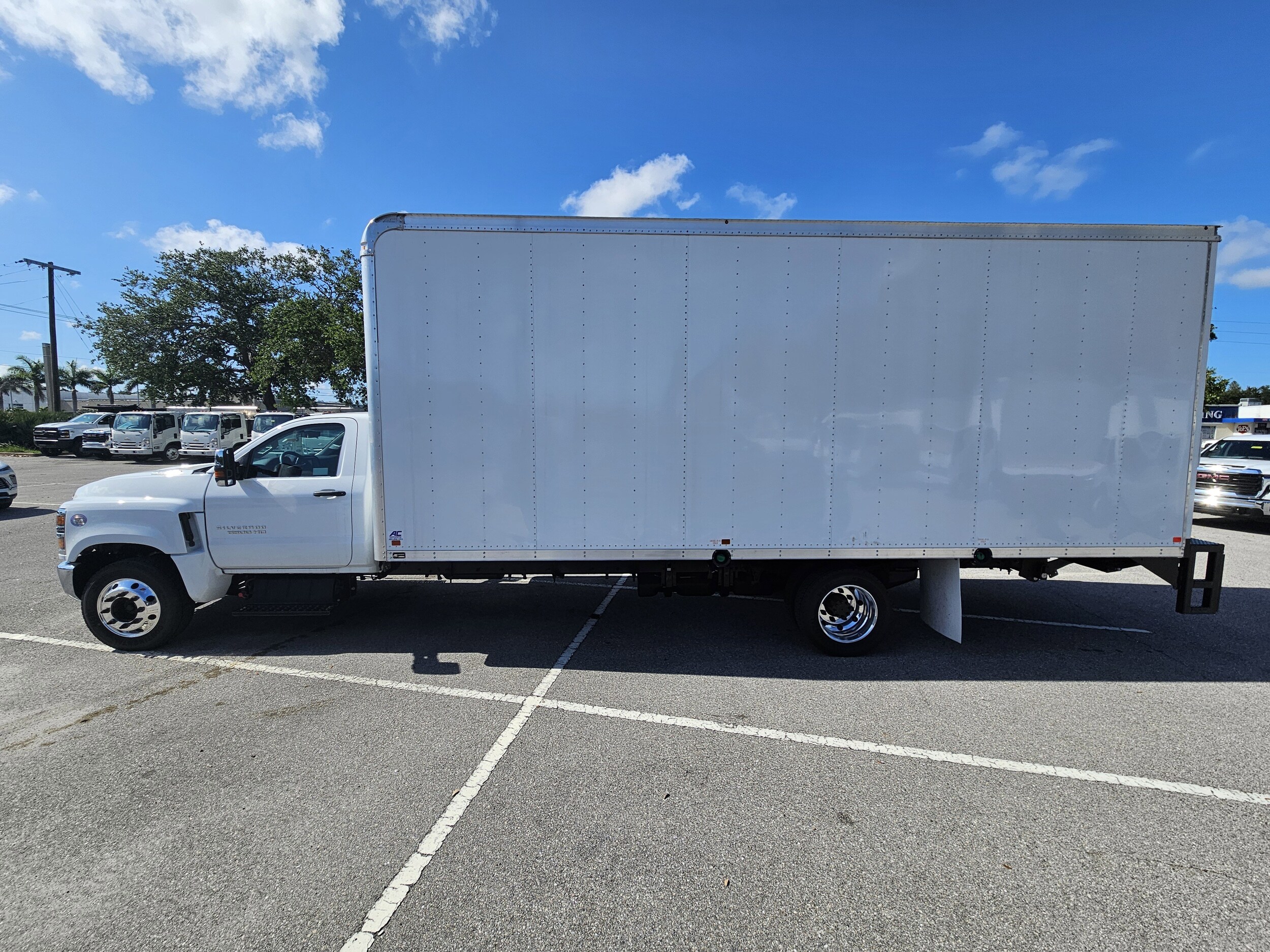 2023 Chevrolet Silverado 6500HD Work Truck photo 4