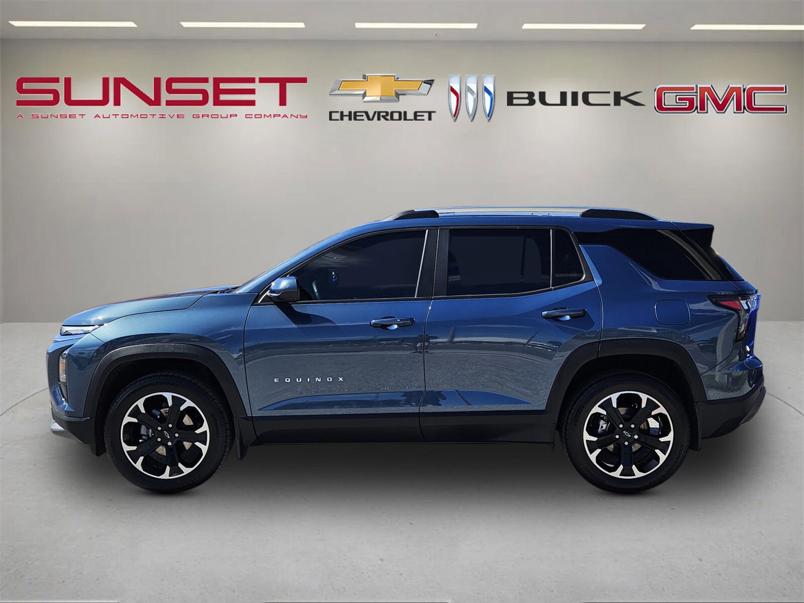 2025 Chevrolet Equinox LT photo 2