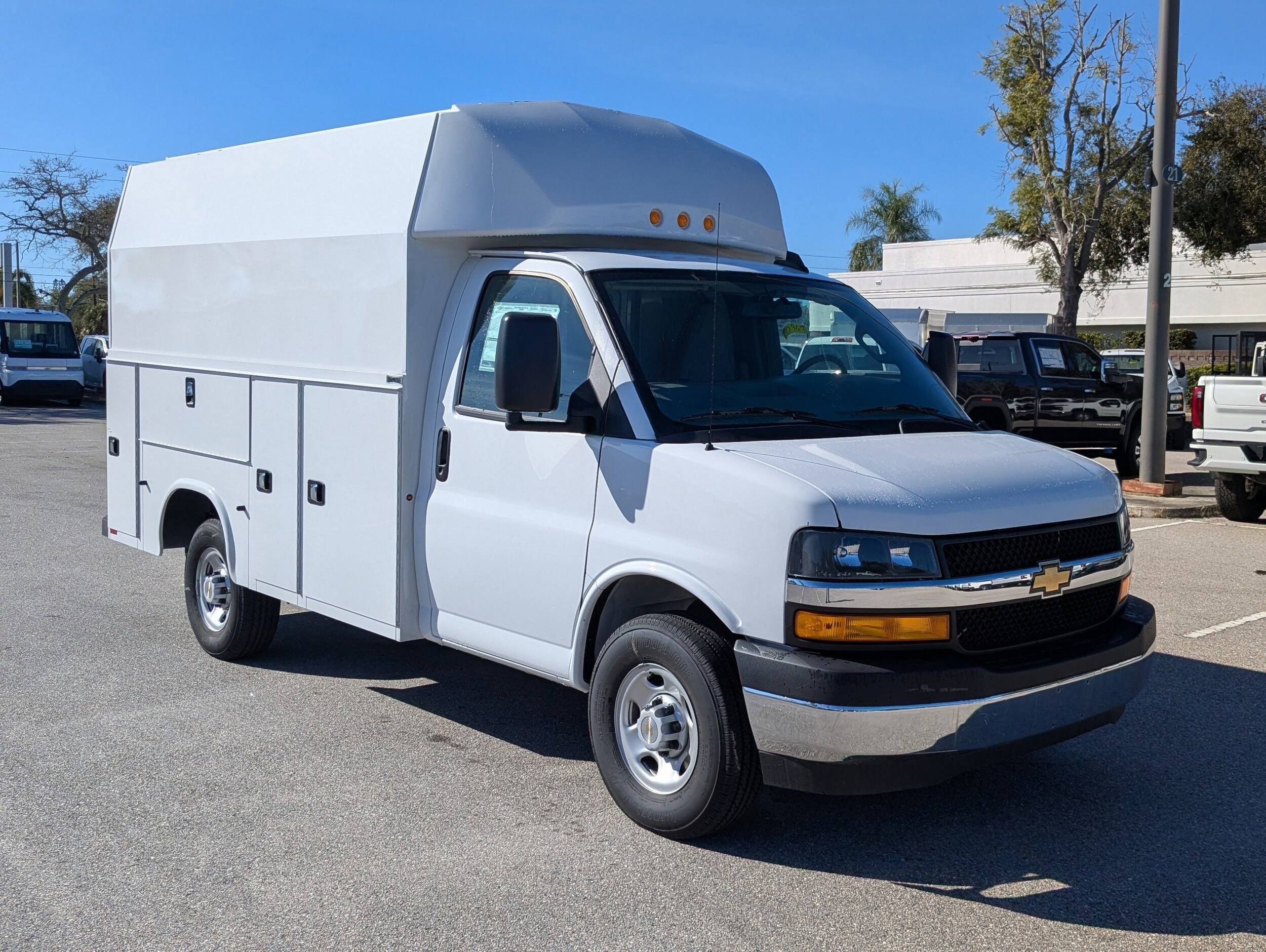 2025 Chevrolet Express Cutaway Base's photo
