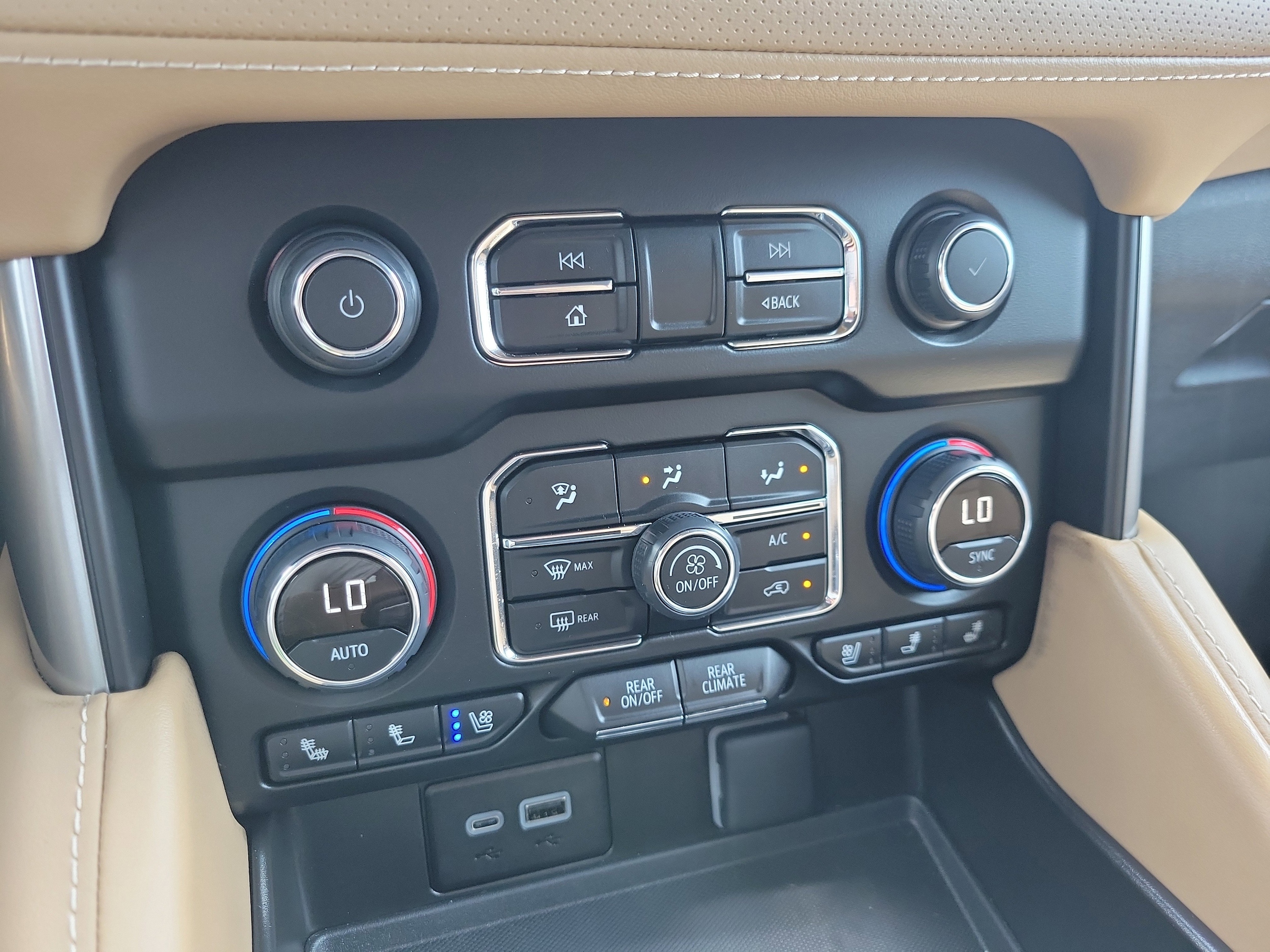 2024 Chevrolet Suburban Premier - Photo 24