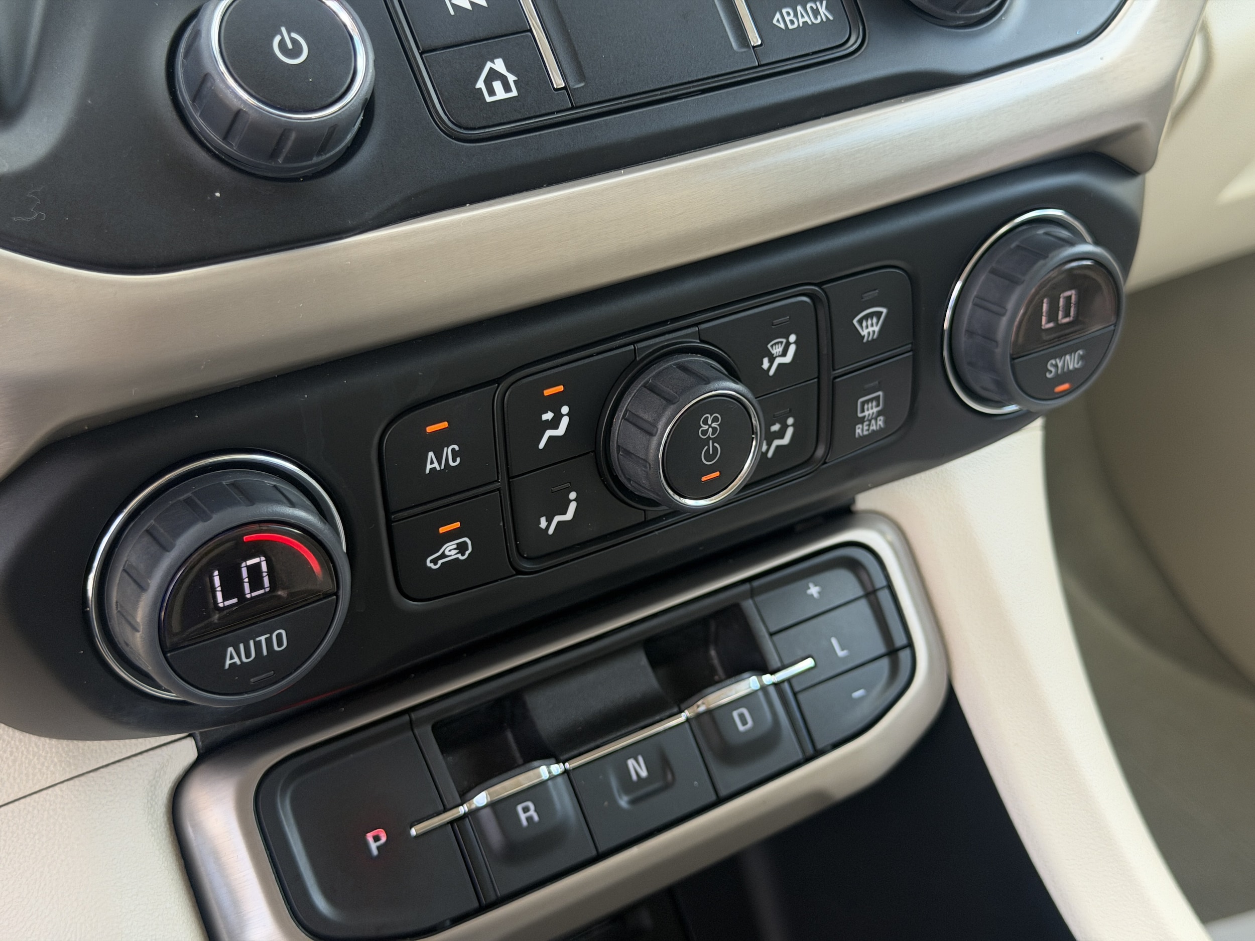 2023 GMC Acadia Denali - Photo 29