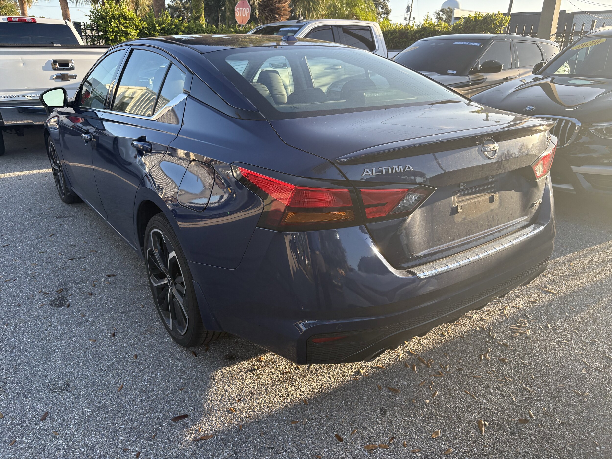 2023 Nissan Altima SR photo 2