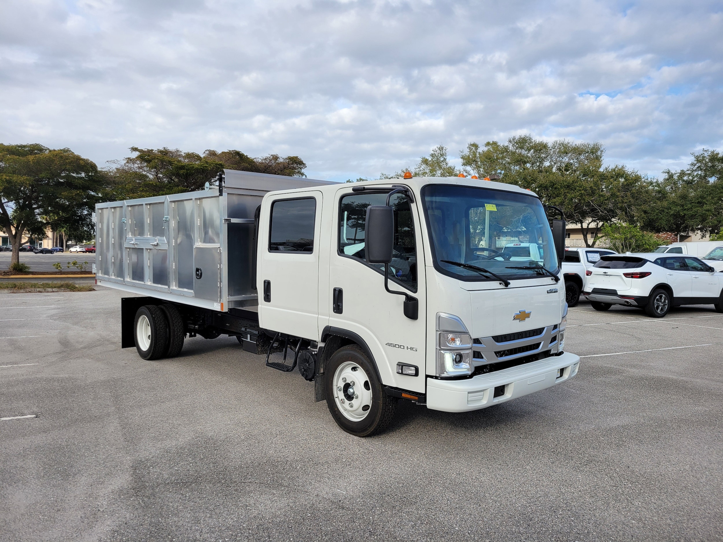 2026 Chevrolet Low Cab Forward 4500 Gas 176" WB Crew Cab's photo