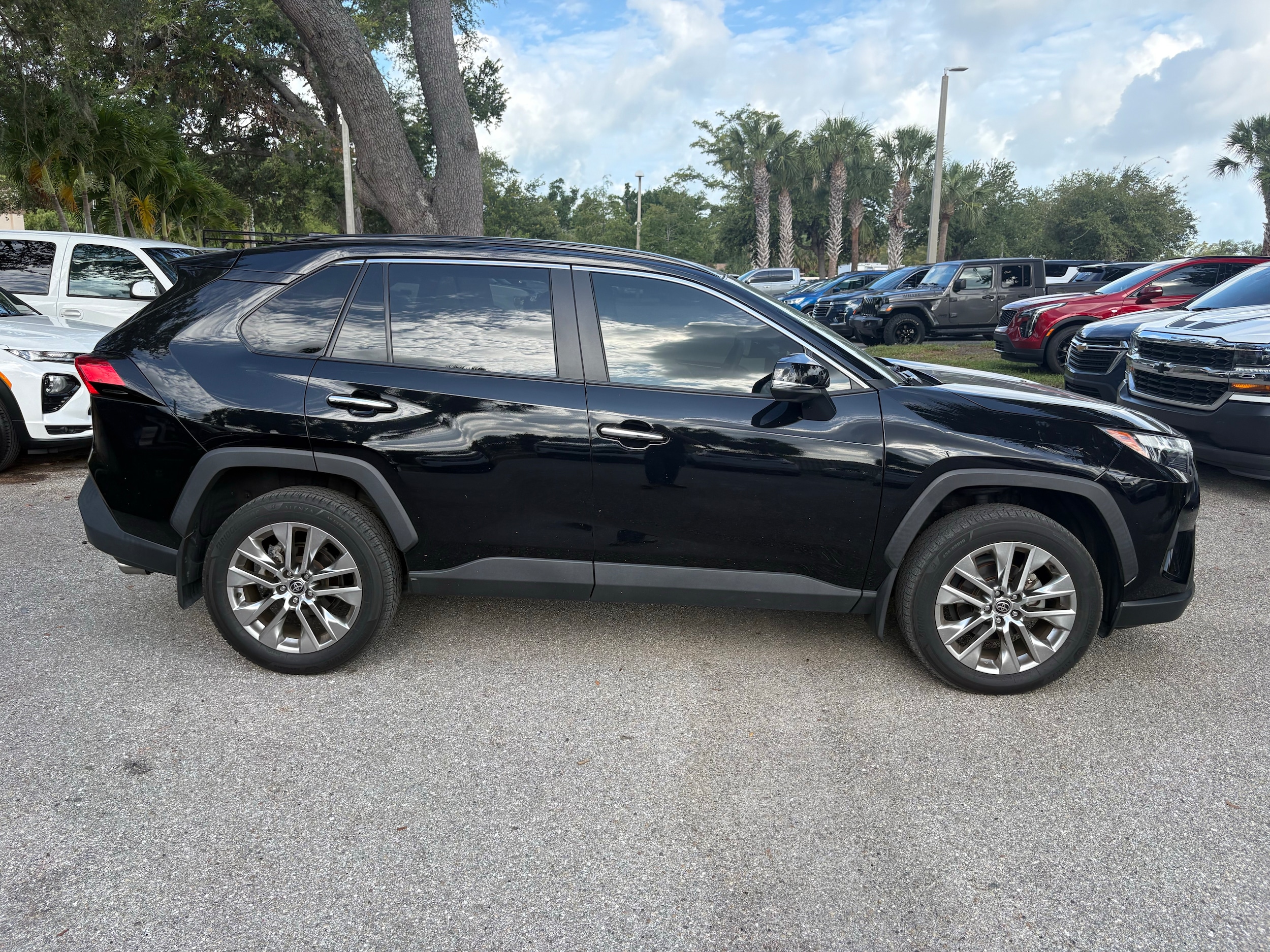 2022 Toyota RAV4 Limited - Photo 8