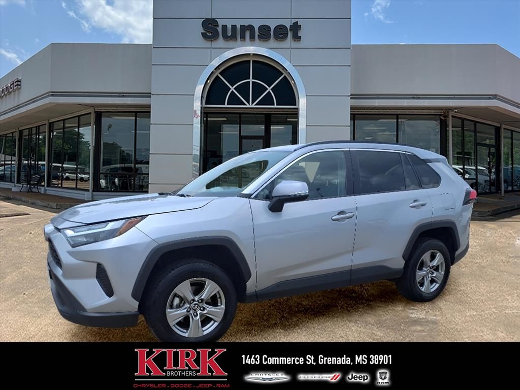 2023 Toyota RAV4 XLE's photo