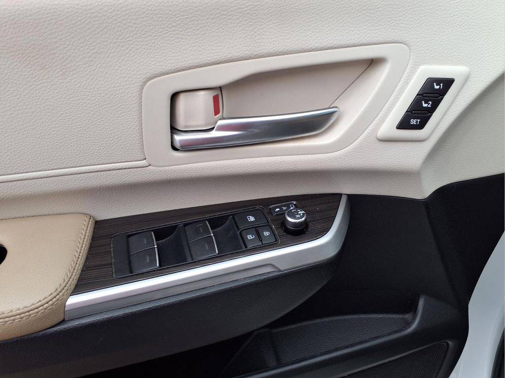 2024 Toyota Sienna Limited - Photo 10
