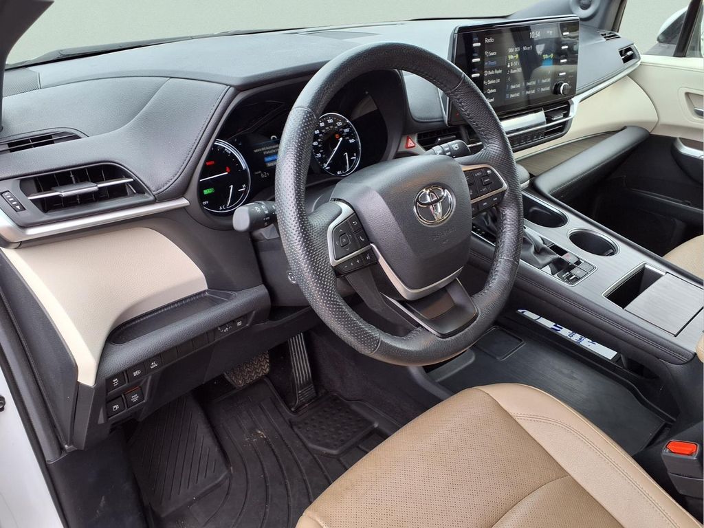 2024 Toyota Sienna Limited - Photo 9