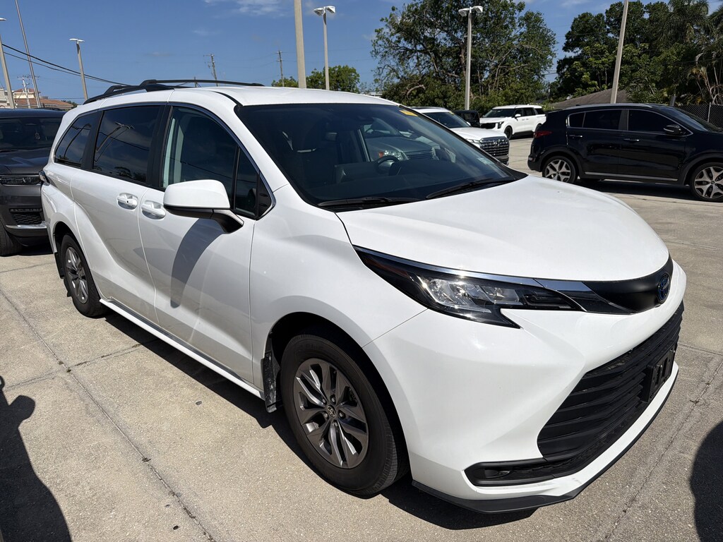 Used 2022 Toyota Sienna LE 8 Passenger Van Passenger Van