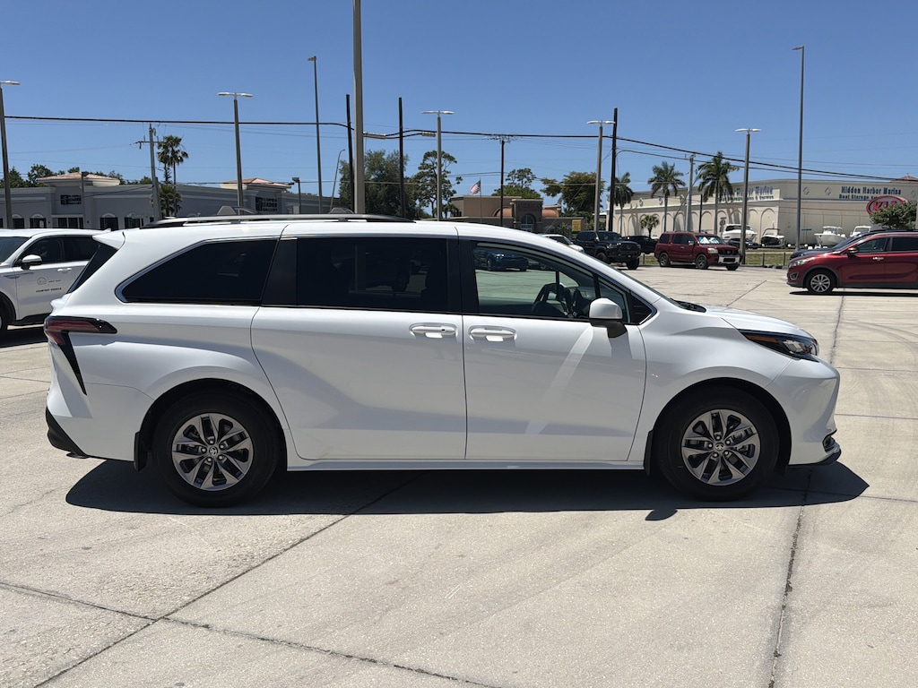 Used 2022 Toyota Sienna LE 8 Passenger Van Passenger Van
