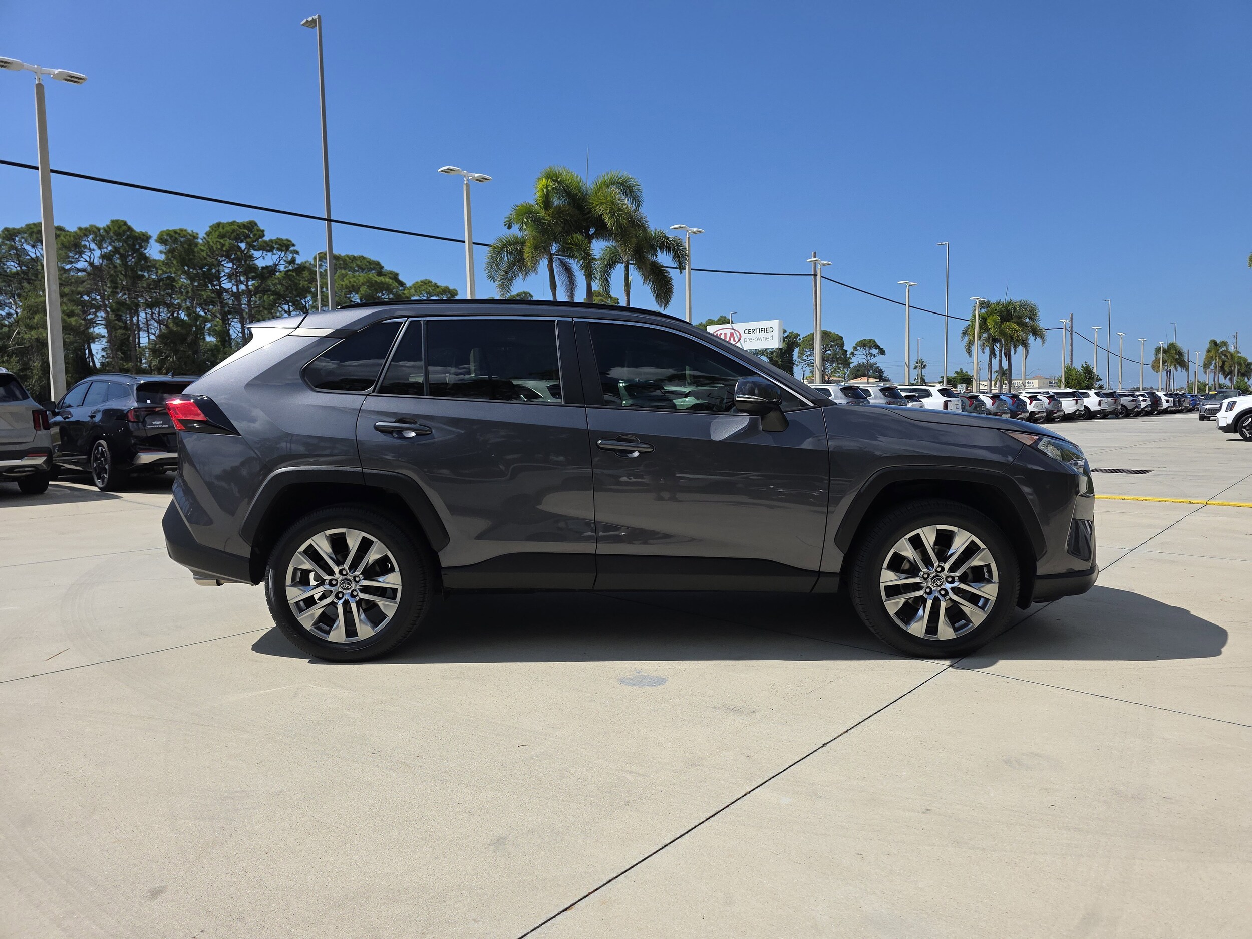 2020 Toyota RAV4 XLE Premium photo 3