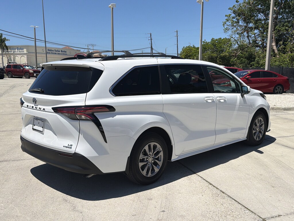 Used 2022 Toyota Sienna LE 8 Passenger Van Passenger Van
