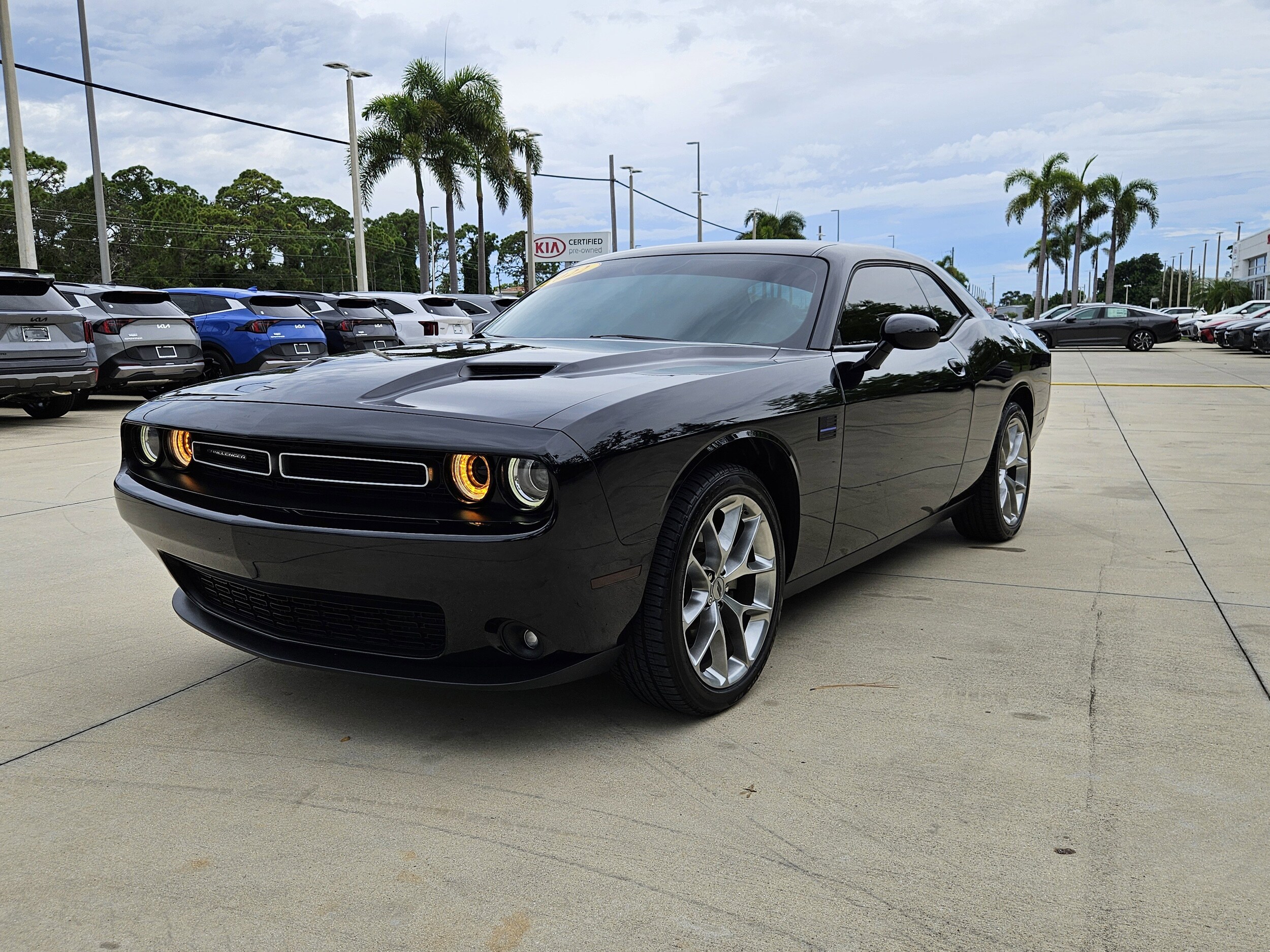 2022 Dodge Challenger SXT photo 3