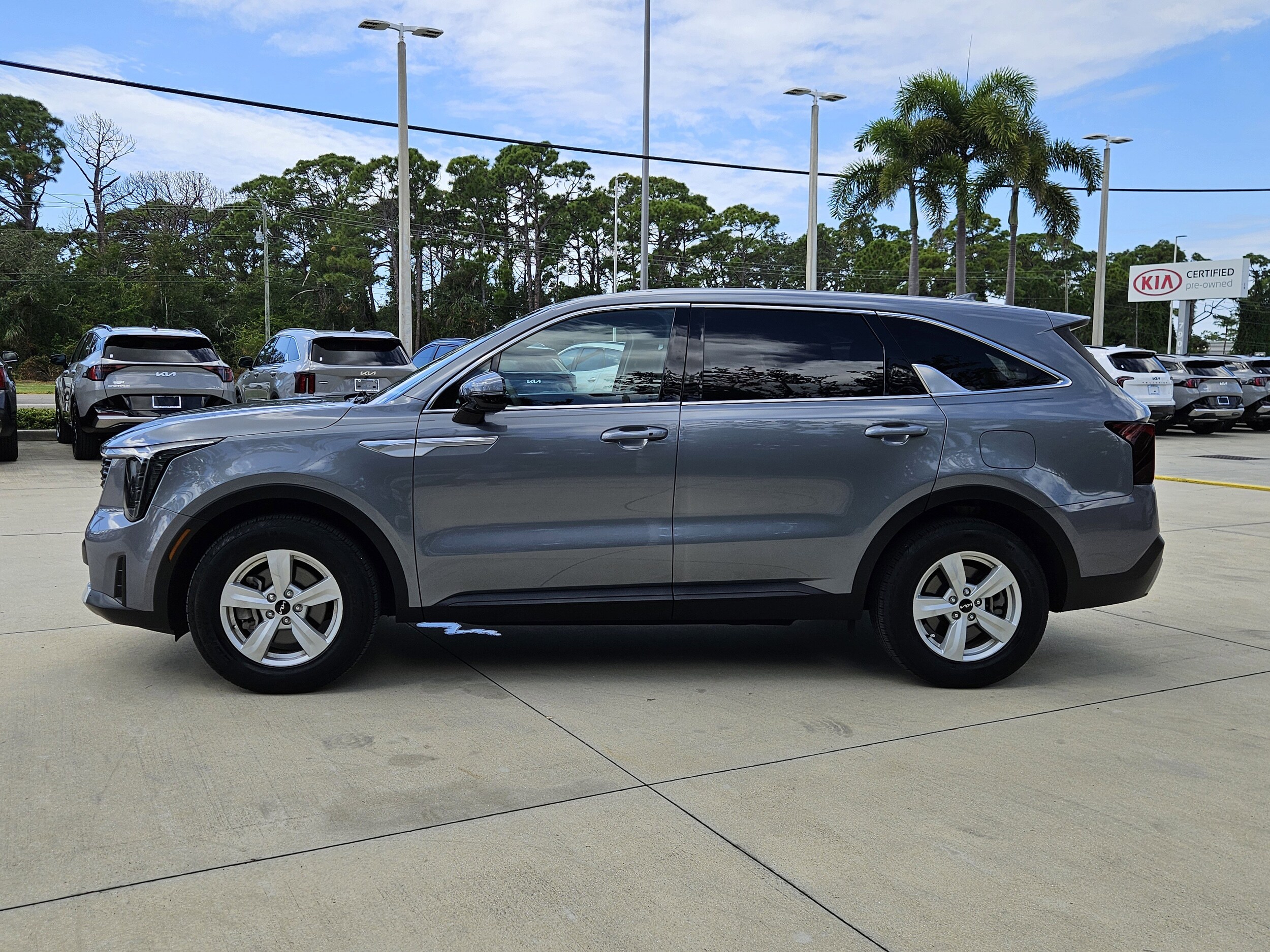 2025 Kia Sorento LX photo 3