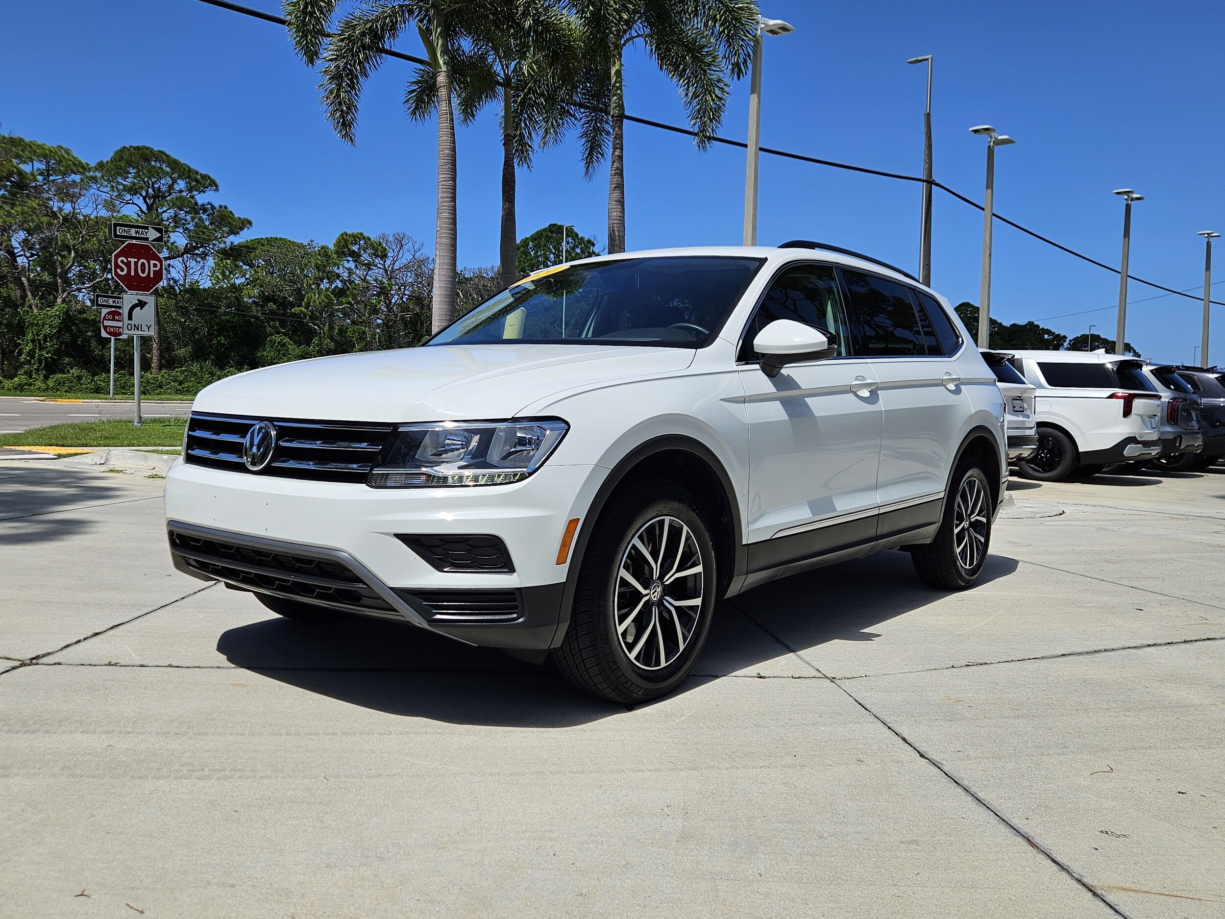 2020 Volkswagen Tiguan SE photo 2