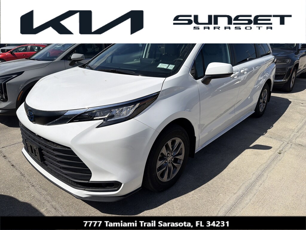 Used 2022 Toyota Sienna LE 8 Passenger Van Passenger Van