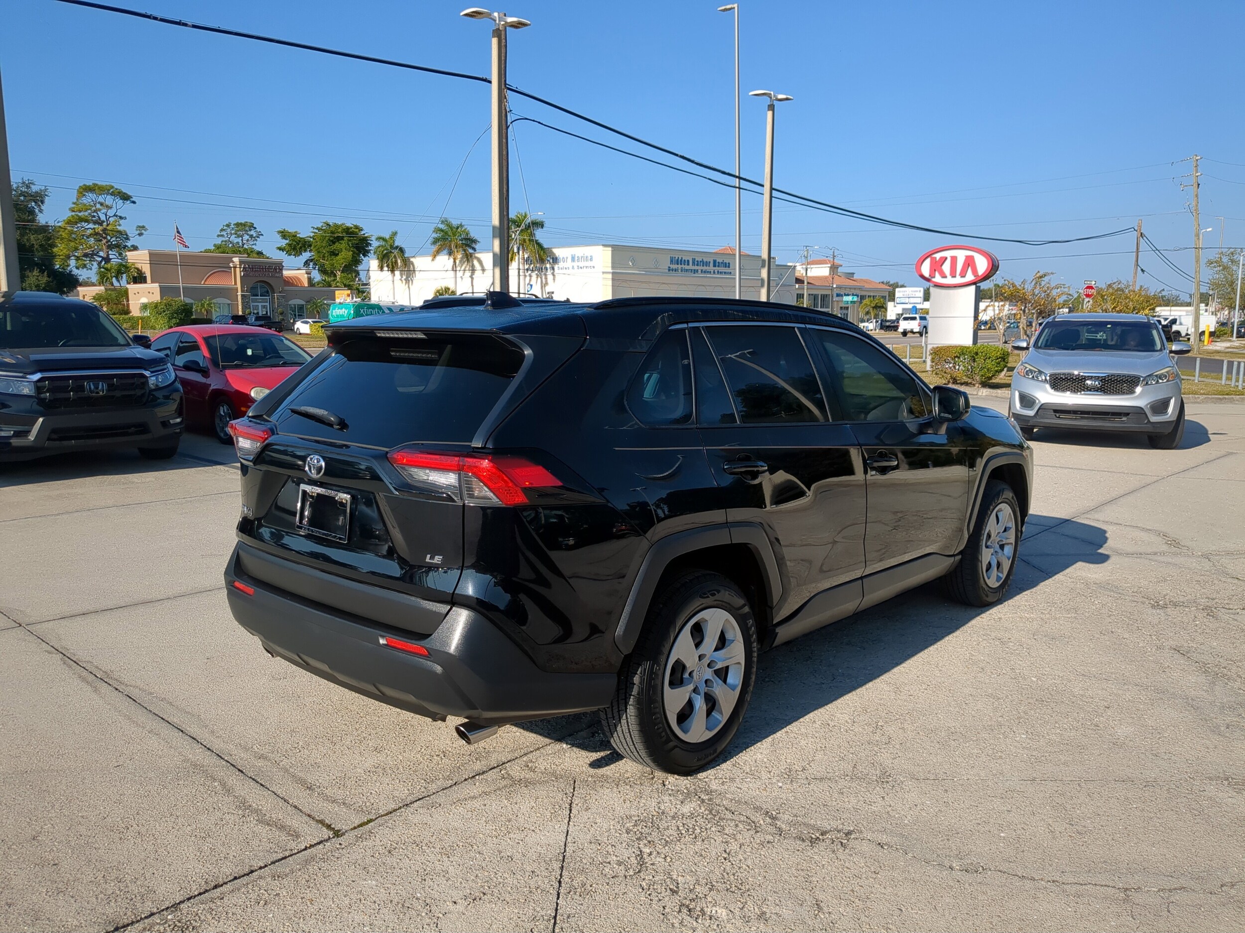 2019 Toyota RAV4 LE photo 4