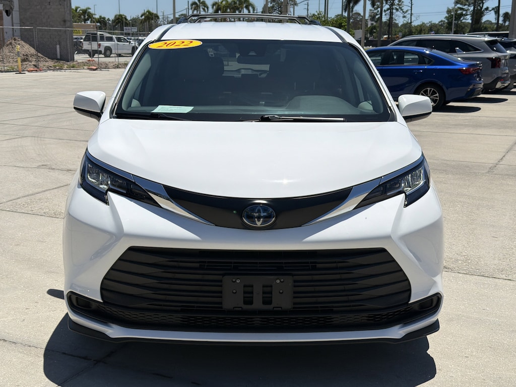 Used 2022 Toyota Sienna LE 8 Passenger Van Passenger Van